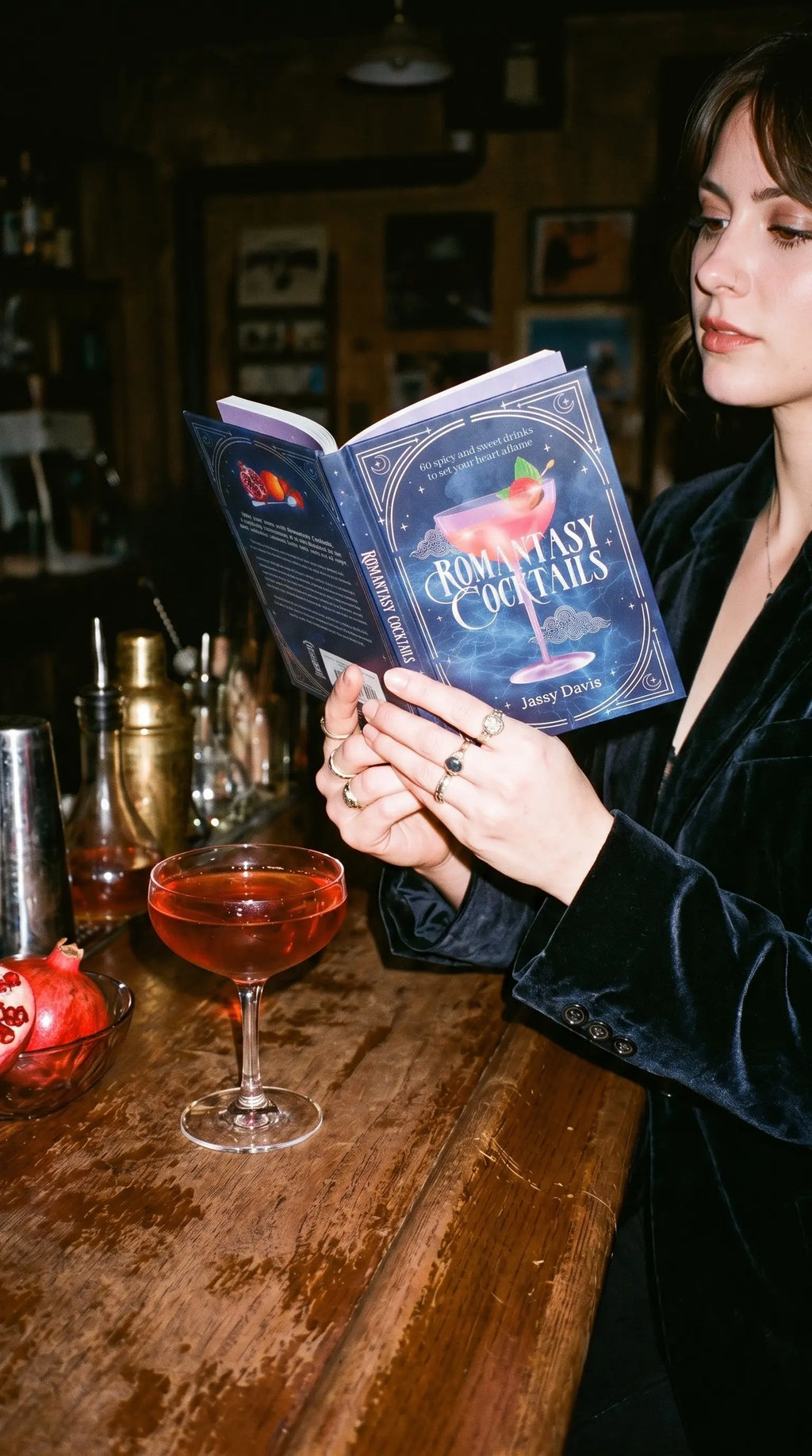 Romantasy Cocktails: 60 Spicy and Sweet Cocktails to Fall for - Hardcover